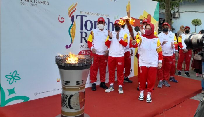 Torch Relay Obor ASEAN Para Games 2022 Singgah di Sukoharjo, Bupati Menyambut Bersama Para Pejabat