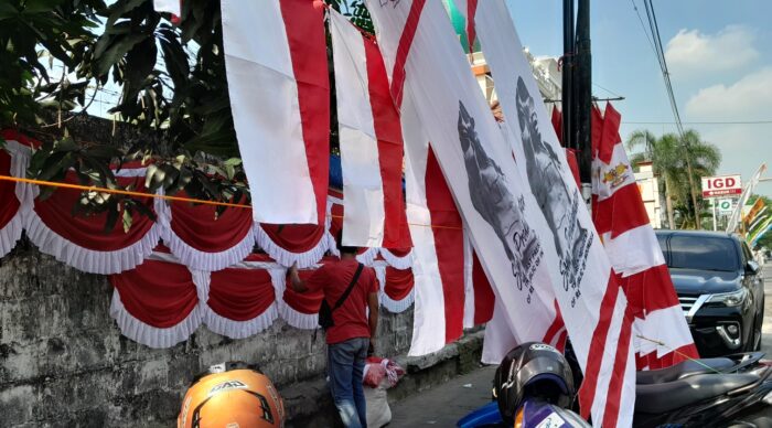 Penjualan Bendera Merah Putih Bertebaran di Solo Jelang Agustusan, Termurah Rp20 Ribu