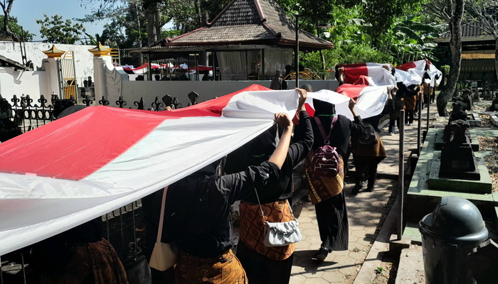 900 Mahasiswa Baru UIN Raden Mas Said Gelar Kirab Budaya, Bentangkan Merah Putih 1.000 Meter