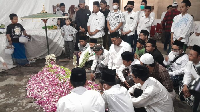 Pemakaman KH M. Dian Nafi’, Kapolda dan Gubernur Jateng Hadir Beri Penghormatan Terakhir