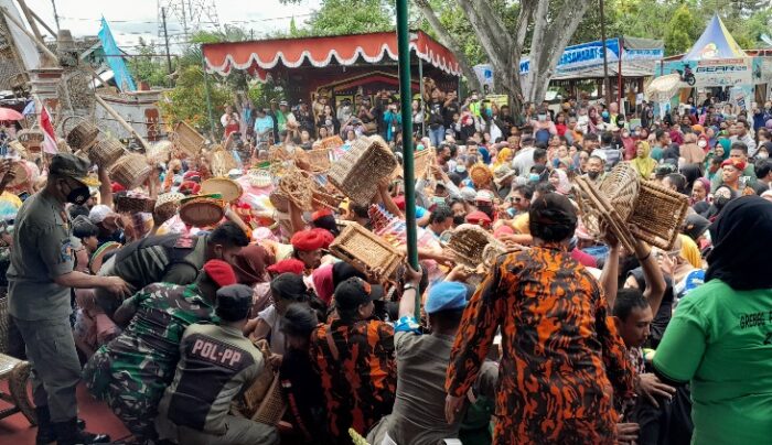 Saat Warga Sukoharjo Berebut Gunungan Kirab Budaya Grebeg Penjalin Desa Trangsan, Rela Saling Berdesakan