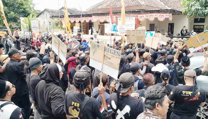 Diwarnai Unjuk Rasa Pendukung Tuntas-Djayendra, Bawaslu Sukoharjo Putuskan Tolak Gugatan