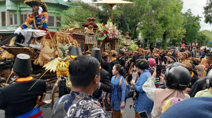 Kirab Jumenengan PB XIV Purboyo Berjalan Lancar di Tengah Konflik Dualisme Takhta Keraton Surakarta