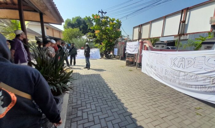 Aksi Warga Pondok Kembali Pecah, Protes Kades Sambil Bawa Spanduk Desak Penyelesaian Dokumen Pabrik Tekstil