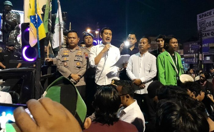 Ratusan Mahasiswa Demo di Tugu Kartasura, Wabup Sukoharjo Temui Massa Aksi