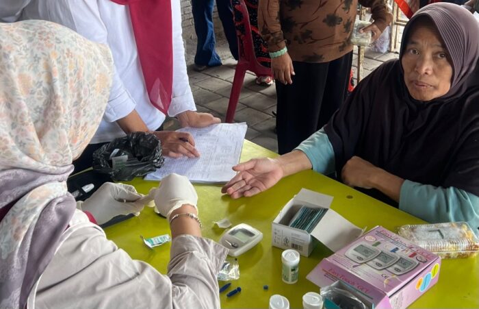 KKN MAs Kelompok 32 Gelar Skrining Gula Darah Lansia di Pujon Malang