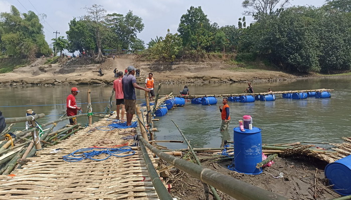 Baru Beroperasi 1 Hari, Jembatan Sasak di Gadingan Sukoharjo Putus Diterjang Sampah Hanyut
