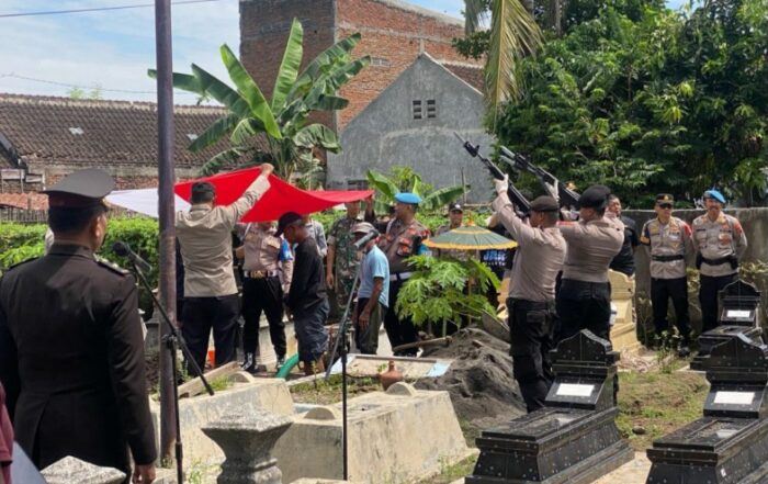 Meninggal Dunia, Anggota Polresta Surakarta Dimakamkan di Grogol Sukoharjo