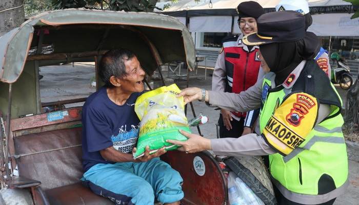 Turun ke Jalan Peringati HUT ke-76, Polwan Polres Sukoharjo Bagikan Sembako dan Bunga