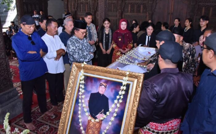 Pejabat hingga Tokoh Masyarakat Iringi Pemakaman Dalang Legendaris Ki Anom Suroto