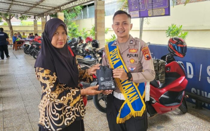 Polantas Menyapa: Duta Pelayanan Samsat Sukoharjo Bagikan Jas Hujan untuk Wajib Pajak Disiplin