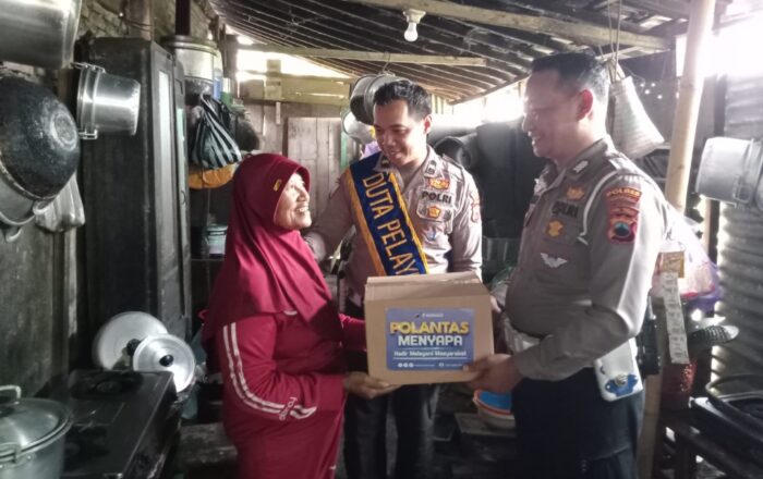 Tak Hanya Tegakkan Hukum, Satlantas Polres Sukoharjo Ulurkan Bantuan untuk Warga Kurang Mampu