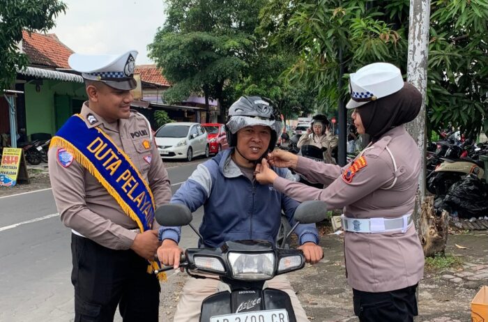 Aksi Simpatik Polantas Menyapa: Satlantas Sukoharjo Bagikan Helm untuk Pengendara Tertib