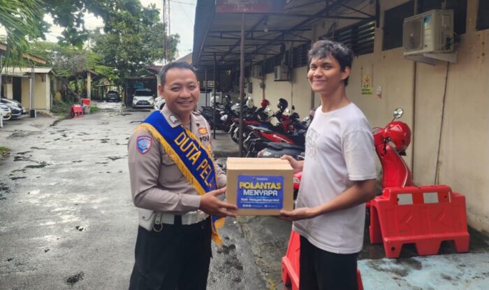 Polantas Menyapa: Satlantas Sukoharjo Apresiasi Warga Tertib Pajak dengan Paket Sembako