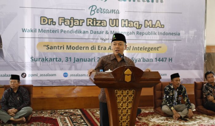Kunjungi PPMI Assalaam, Wamendikdasmen Dorong Santri Pimpin Pemanfaatan AI