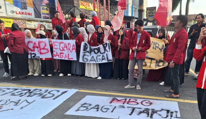 Mahasiswa IMM Ahmad Dahlan Gelar Aksi Damai di Tugu Kartasura, Tuntut Reformasi Polri