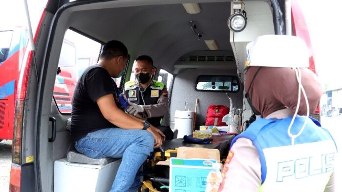 Mantap, Sopir Bus di Muktamar Muhammadiyah Dapat Layanan Cek Kesehatan dari Polres Sukoharjo