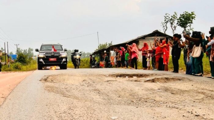 Presiden Jokowi Cek Jalan Rusak di Lampung, Janjikan Segera Diperbaiki