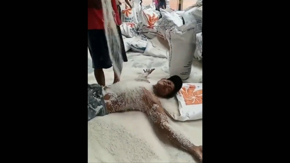 Viral Oknum Buruh Mandi Beras, Perum BULOG Langsung Pecat