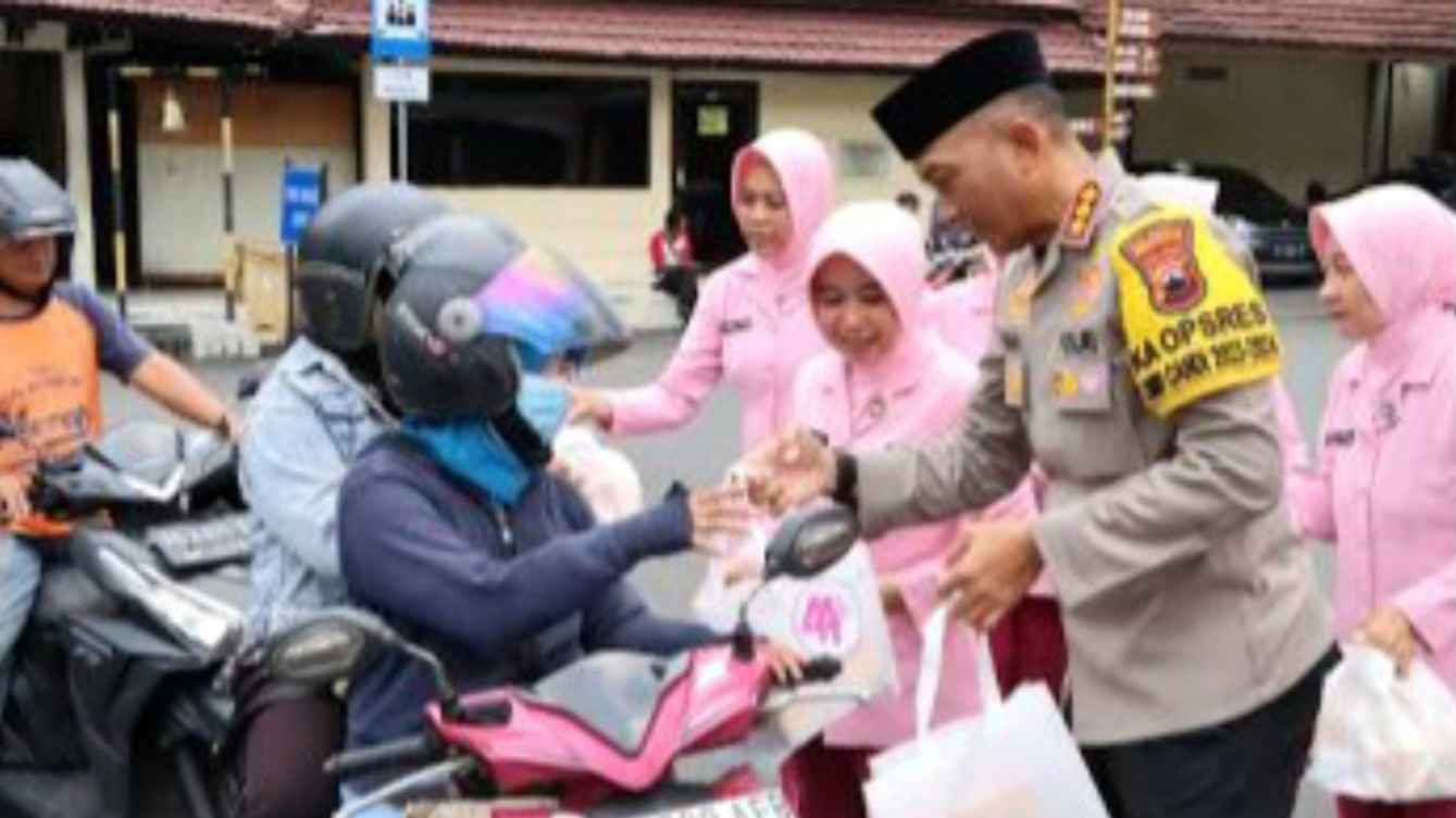 Ramadhan Berbagi, Polresta Surakarta Beri Takjil Gratis Pengguna Jalan
