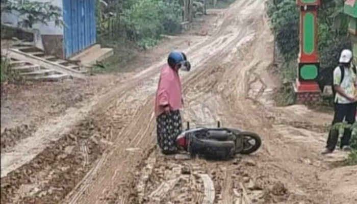 Viral di Klaten, Jalan Desa Berlumpur Bikin Pemotor Berjatuhan, DPUPR Janji Cari Solusi