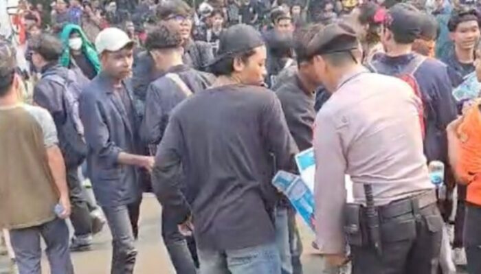 Polisi Bagikan Air Mineral di Tengah Ricuh Aksi Demo Senayan, Massa Berebut di Bawah Terik Panas