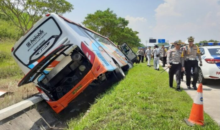 7 Meninggal Dalam Laka Maut Bus Rosalia Indah di Tol Batang, Kakorlantas Cek TKP