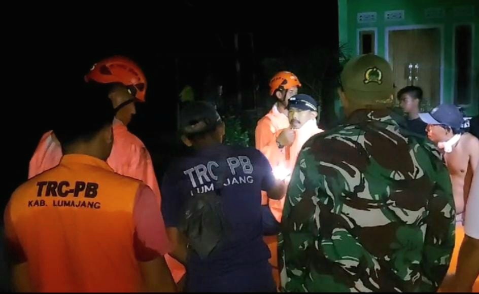Lumajang Diterjang Banjir, Petugas Evakuasi Minta Masyarakat Patuhi Arahan