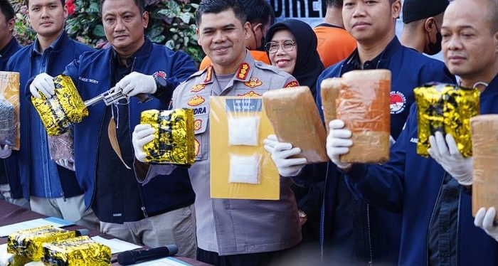 Polda Jabar Bongkar Jaringan Narkoba Internasional, Sita 37 Kg Barang Haram dan Senjata Api