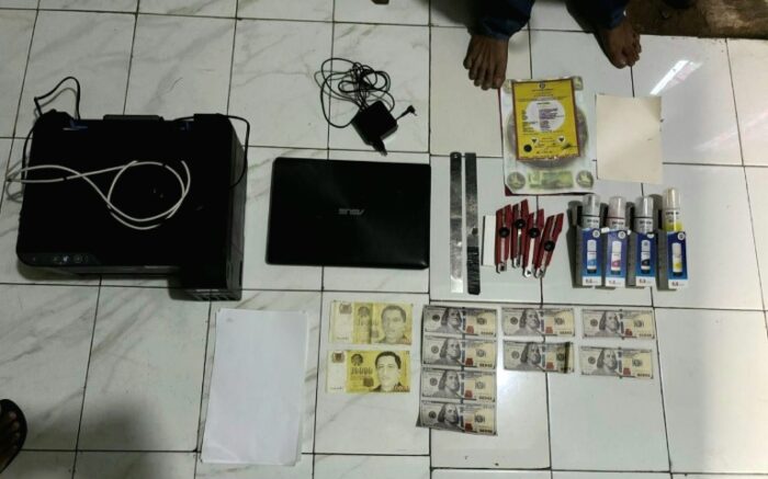 Pembuat dan Pengedar Dolar Palsu Dibekuk di Jakarta, Ribuan Lembar USD dan SGD Disita