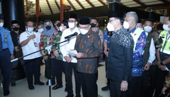 Kembali ke Indonesia, Kloter Pertama Jemaah Haji Debarkasi Jakarta Disambut Menko PMK dan Menhub