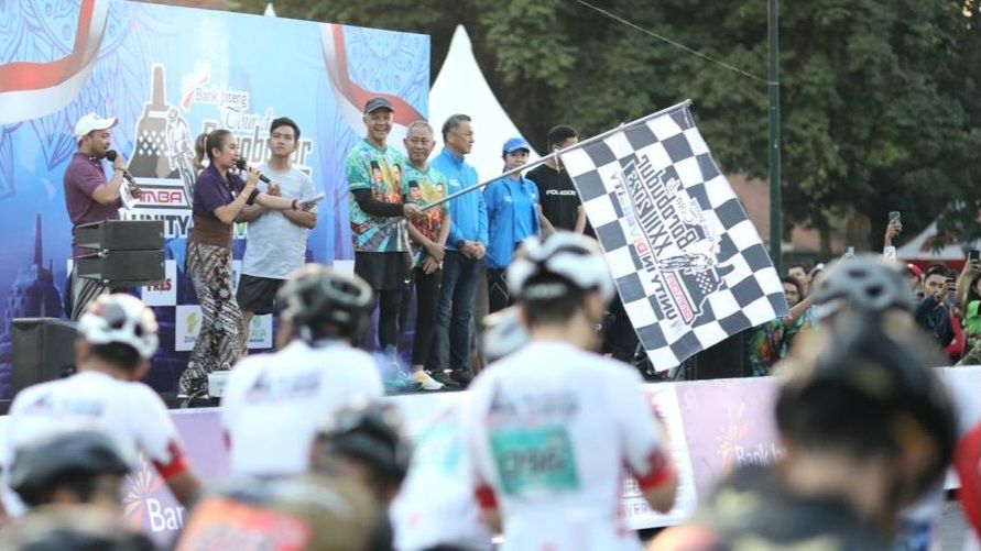 Jelang Pensiun, Ganjar Kibarkan Bendera Start Tour de Borobudur dari Mangkunegaran Solo