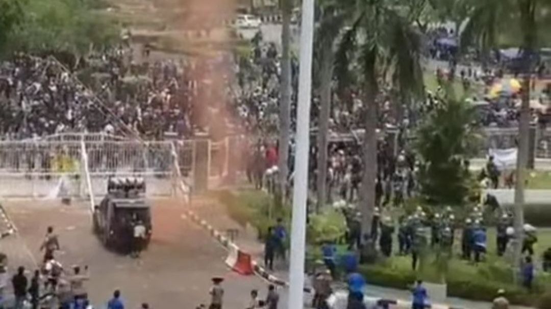 Ricuh! Demonstrasi Warga Melayu di Rempang Berujung Gas Air Mata