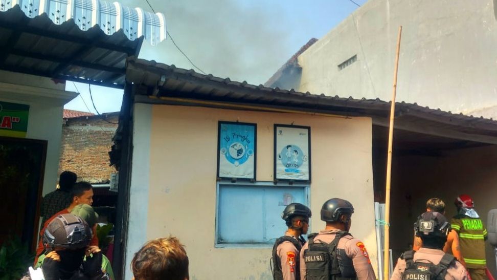 Kebakaran Rumah di Pucang Sawit Solo, Seorang Lansia Berhasil Diselamatkan Polisi